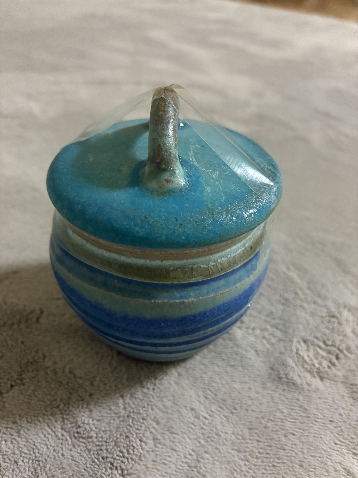 青い蓋付きの器